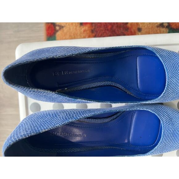 BCBG Generation Blue Leather Pumps Sz 8 /38 Kitten heel Almond shape Carrier - Picture 7 of 10
